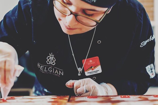 1.5h Belgian Chocolate Workshop in Brussels (bean to bar) - Tempering on marble: the technique that makes chocolate snap