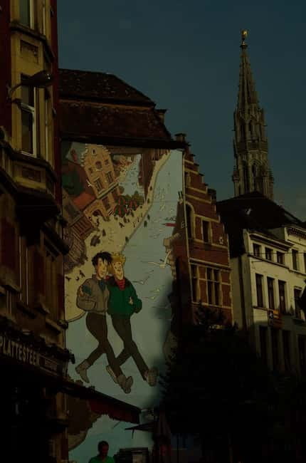 Brussels: 2-Hour Dark Side of Brussels Private Tour - Grand Place 8 and the red umbrella: your starting moment