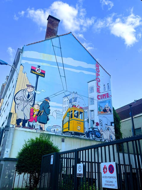 Brussels: 2 hours Private Walking Tour of the Comics Walls - How each stop feels: what the guide actually does with the art