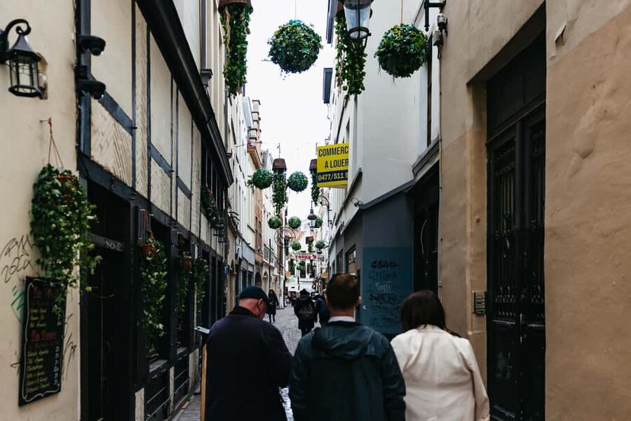Brussels: Beer Tasting Tour with 7 Beers and Snacks - Historic taverns in the alleys: the real Brussels lesson