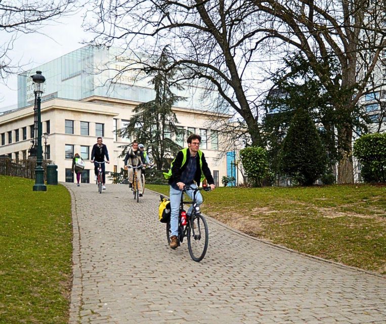 Brussels: City Highlights and Hidden Gems Bike Tour - The coffee and bar stop: where the tour turns social