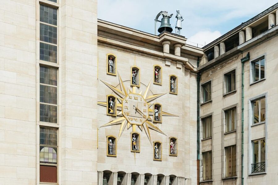 Brussels: City Highlights Walking and Tasting Tour - Manneken Pis: A Quick Stop With a Real Story Behind It