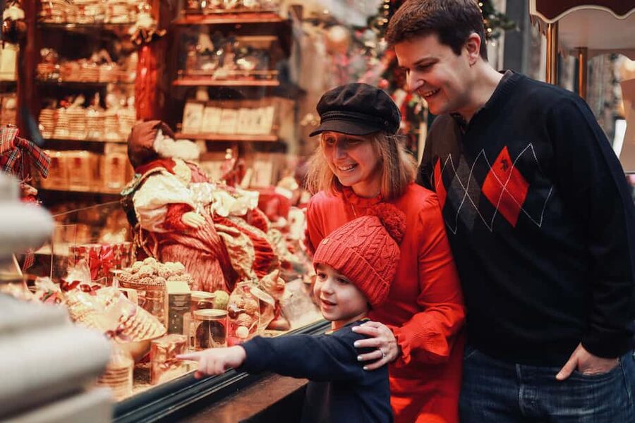 Brussels City Photoshoot With a Professional Photographer - Galleries royales Saint-Hubert: how to photograph indoors without losing time