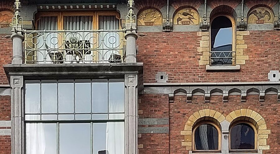 Brussels: Fall and Rise of Art-Nouveau Guided Tour - Value at $17 for 150 minutes of architecture reading