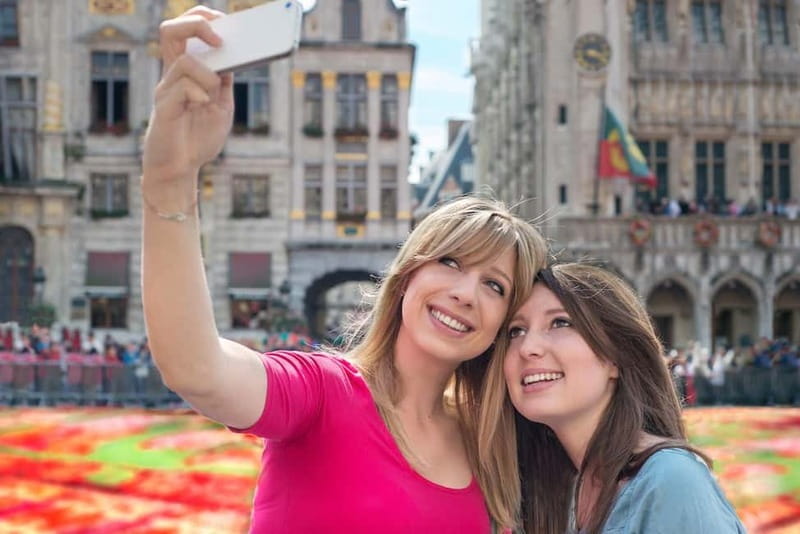 Brussels: Highlights and Hidden Corners Private Guided Walk - From Saint-Géry to Rue Saint-Christophe: the walk starts where locals snack