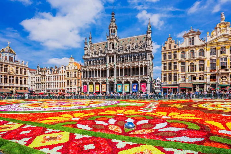 Brussels: Highlights and Hidden Corners Private Guided Walk - Église Saint-Nicolas and the gothic mood shift