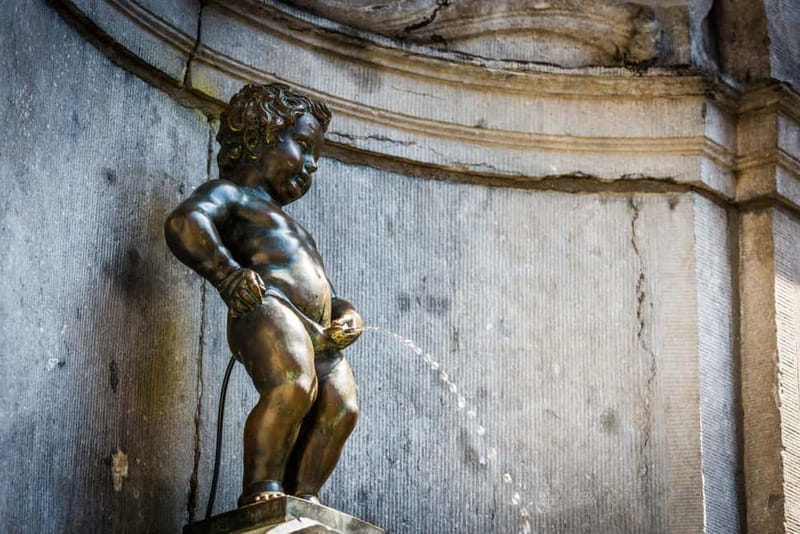 Brussels: Highlights and Hidden Corners Private Guided Walk - Beer museum stops and a real bar taste
