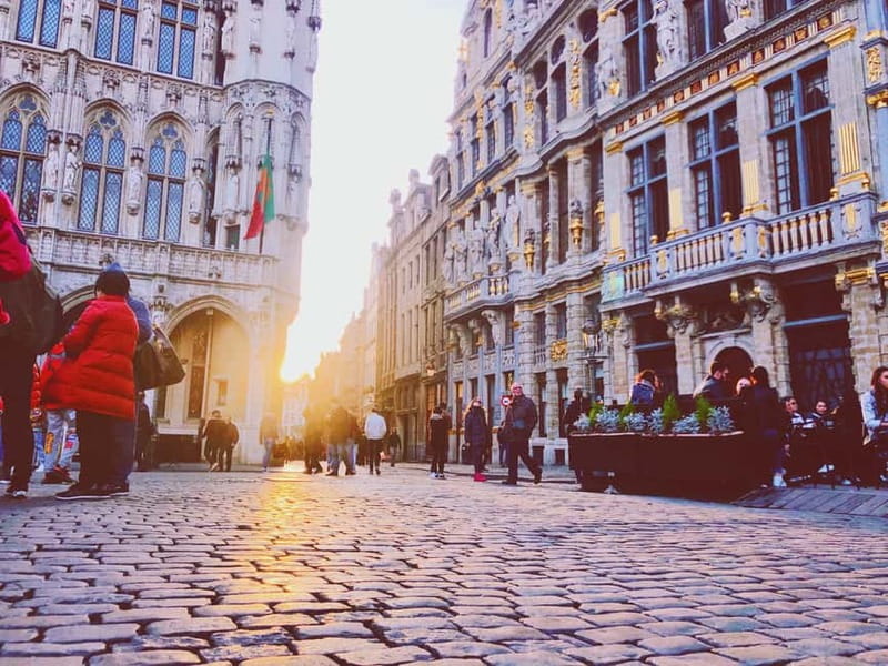Brussels Highlights: Walking & Bus Tour with Waffle Tasting - Grand-Place + Manneken Pis: Photo Stops With Real Context