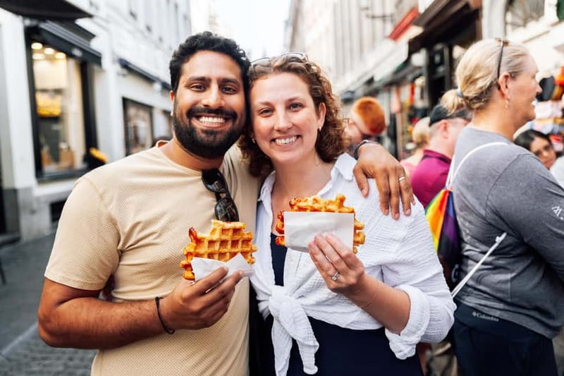 Brussels: Historical Tour with Chocolate & Waffle Tasting - Meeting at Grand Place: find the city hall tower and the umbrellas