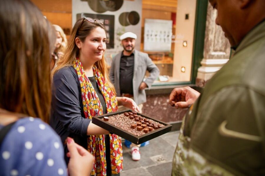Brussels: Hungry Mary's Famous Beer and Chocolate Tour - Meeting point at the man-and-dog statue, then a guided city-center rhythm