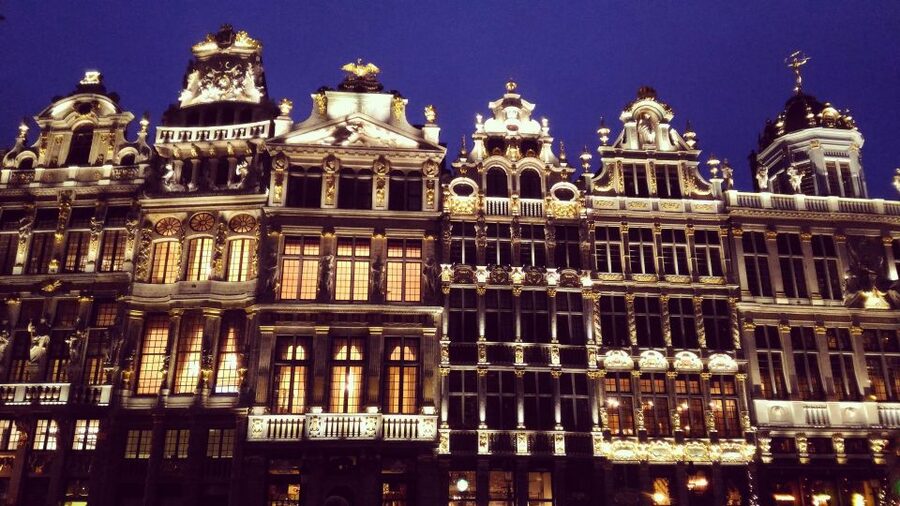Brussels: Hungry Mary's Famous Beer and Chocolate Tour - Beer tasting session with 5 beers in local bars near Grand Place