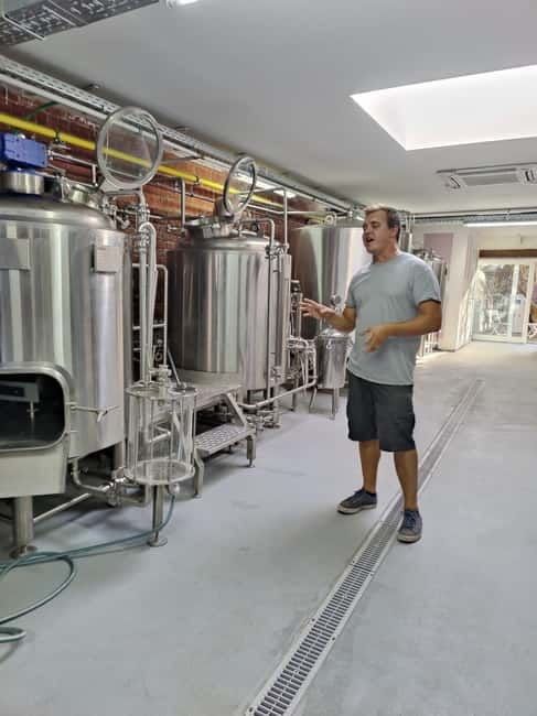 Brussels: micro brewery & distillery tour + beer tasting - The beer tasting: two in-house craft styles, served right