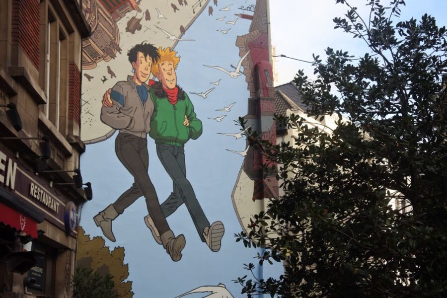 Brussels: The comic book walls walking tour - Smurfs in the city center: a quick identity jolt
