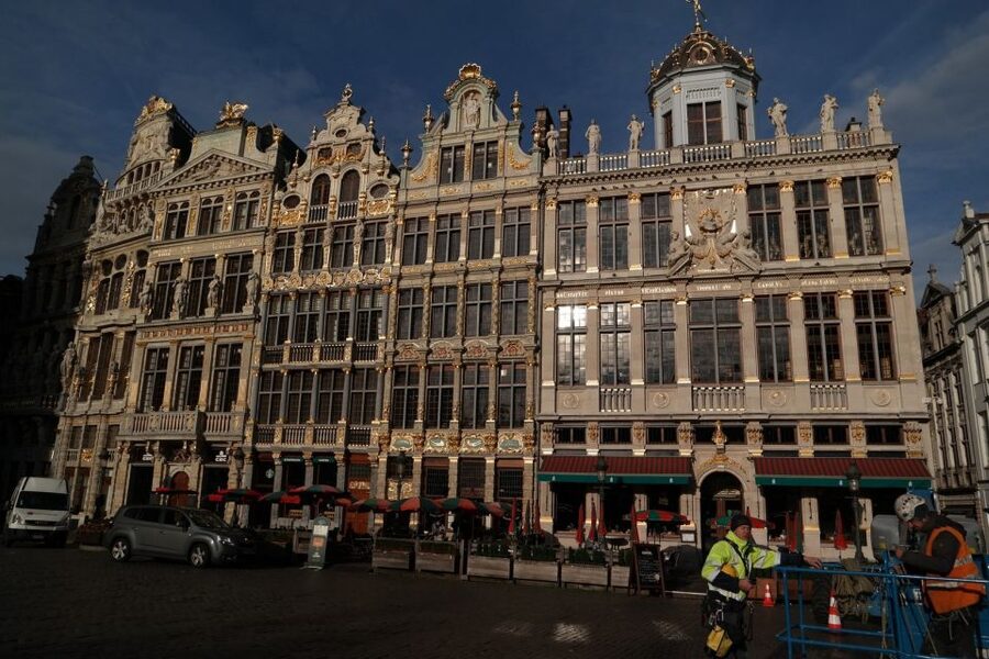 Brussels: Walking Tour from Central Station to Manneken Pis - Jubilee Park and the Triumphal Arch: A Quick Detour That Adds Meaning