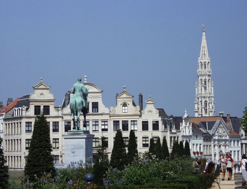 Brussels: Walking Tour from Central Station to Manneken Pis - Starting in Brussels Central Station: Your Easy Launch Point