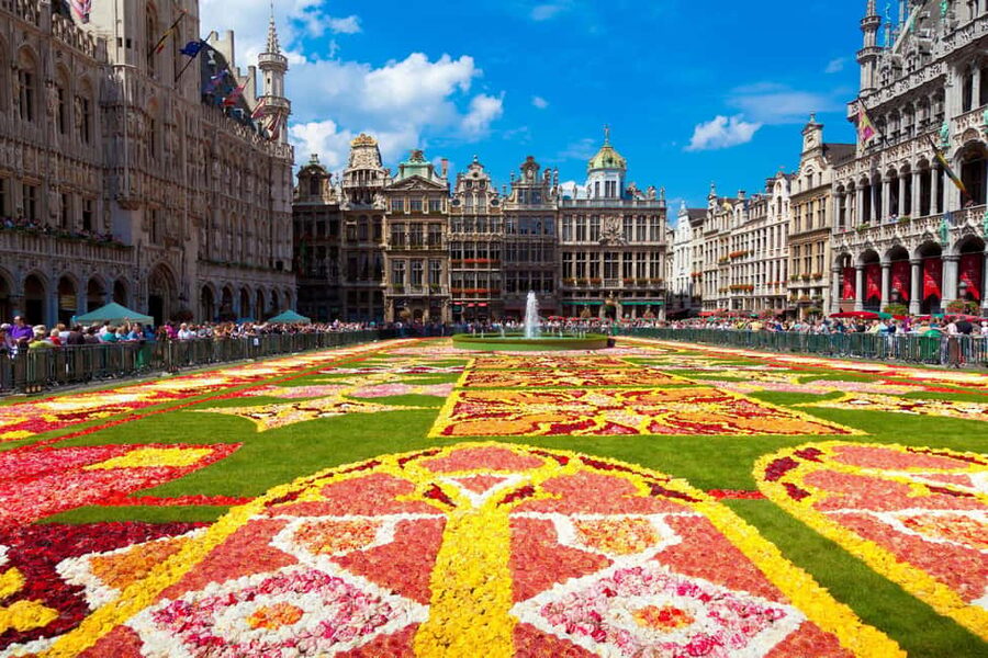 Brussels: Walking Tour with Belgian Lunch, Chocolate, & Beer - Where the walk starts: Grand Place and the easiest win for first-timers