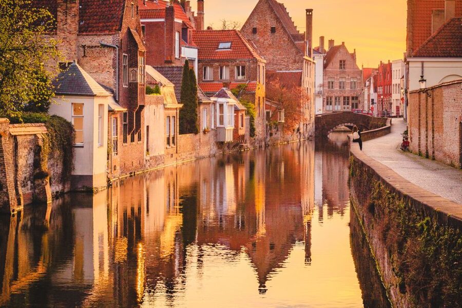 From Brussels: Bruges Day Trip with Boat Tour Option (ENG) - Getting There: Meeting Outside Brussels Central Station