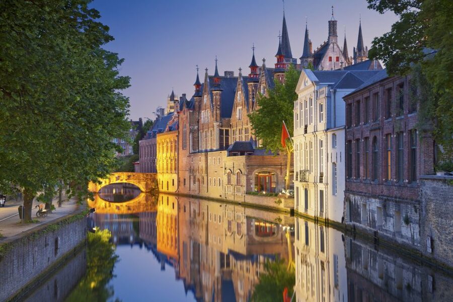 From Brussels: Bruges Day Trip with Boat Tour Option (ES) - Minnewaterpark and Begijnhof: Bruges gets quiet on purpose