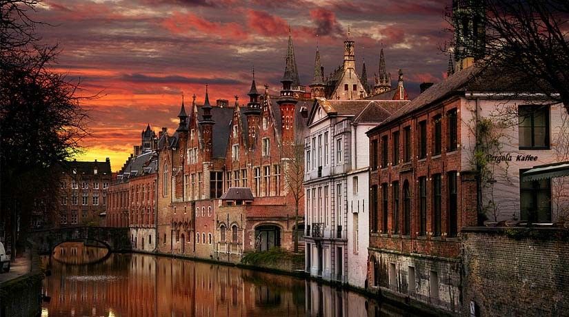 From Brussels: Bruges Day Trip with Boat Tour Option (ES) - Walplein, Stoofstraat, and the “bones” of old Bruges