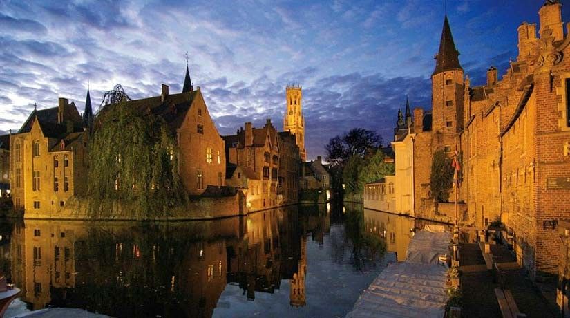 From Brussels: Bruges Day Trip with Boat Tour Option (ES) - The 2-hour UNESCO walking tour: canals, stories, and smart pacing