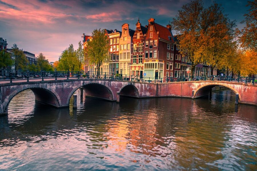 From Brussels: Day Trip to Amsterdam with Canal Boat Cruise - Small-group energy: what up to 15 people really changes