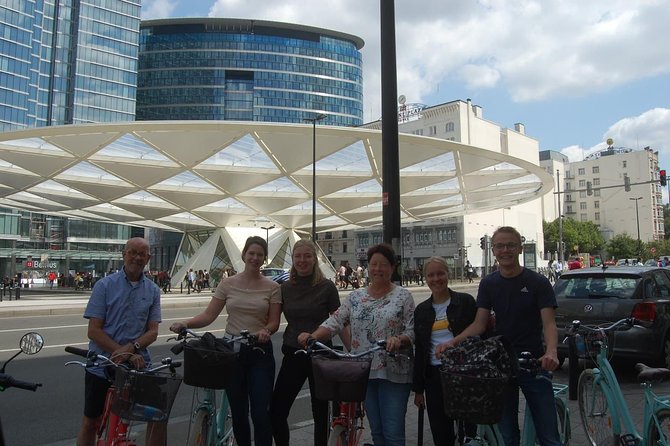 Lively Brussels Highlights Bike tour DUTCH - Manneken Pis break: hot waffle, water, and a quick reset